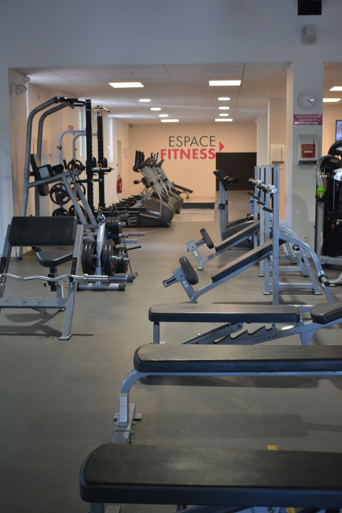 Bancs de musculation et espace fitness