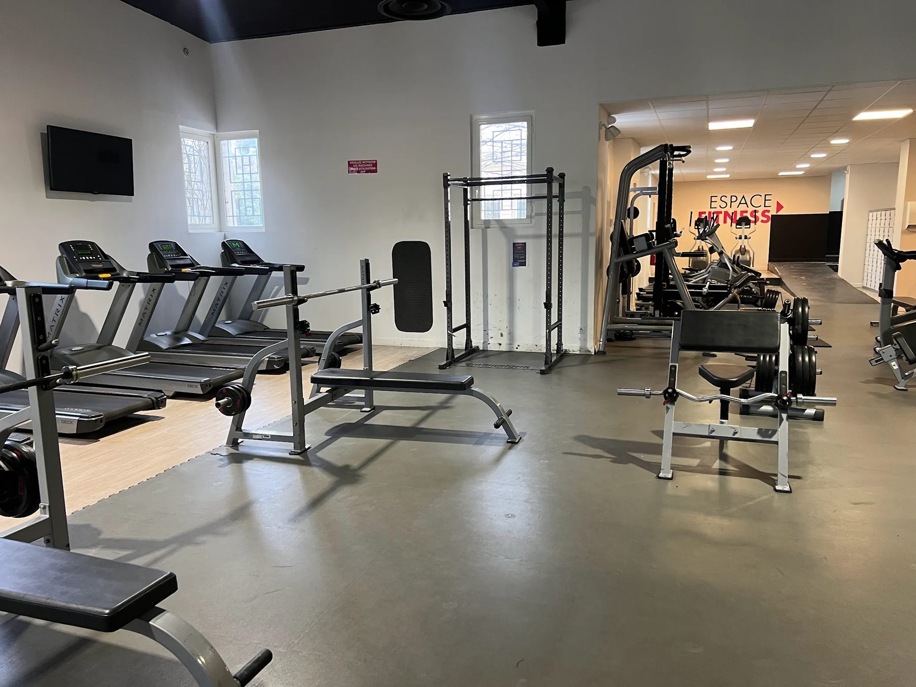 Tapis de course et espace poids libres